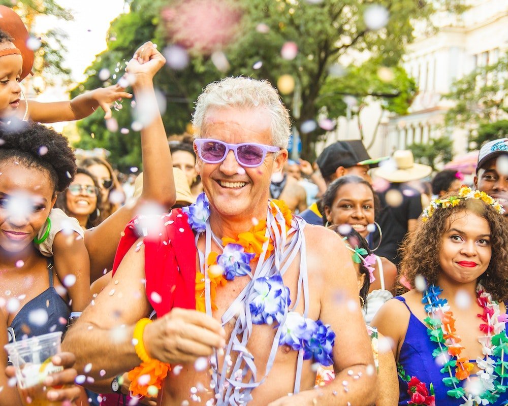 Expresiones en inglés para eventos sociales : mujer feliz en fiesta