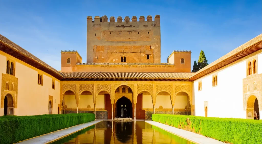 Perderte entre los misterios y la belleza de La Alhambra es adentrarte en siglos de historia y cultura.