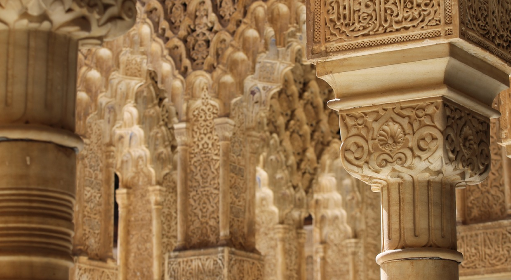 La Alhambra, Granada, España: Un complejo palaciego y fortaleza que presenta una exquisita arquitectura islámica, con intrincados detalles y hermosos patios.
