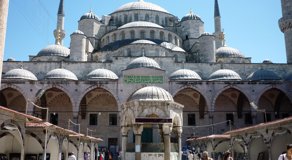 La Mezquita Azul, Estambul, Turquía: Una impresionante mezquita con seis minaretes y una impresionante decoración de azulejos azules, representativa de la arquitectura islámica otomana.
