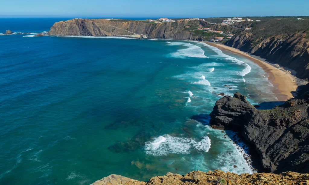 Learn Portuguese in Portugal - Algarve, Panorama of a beach 