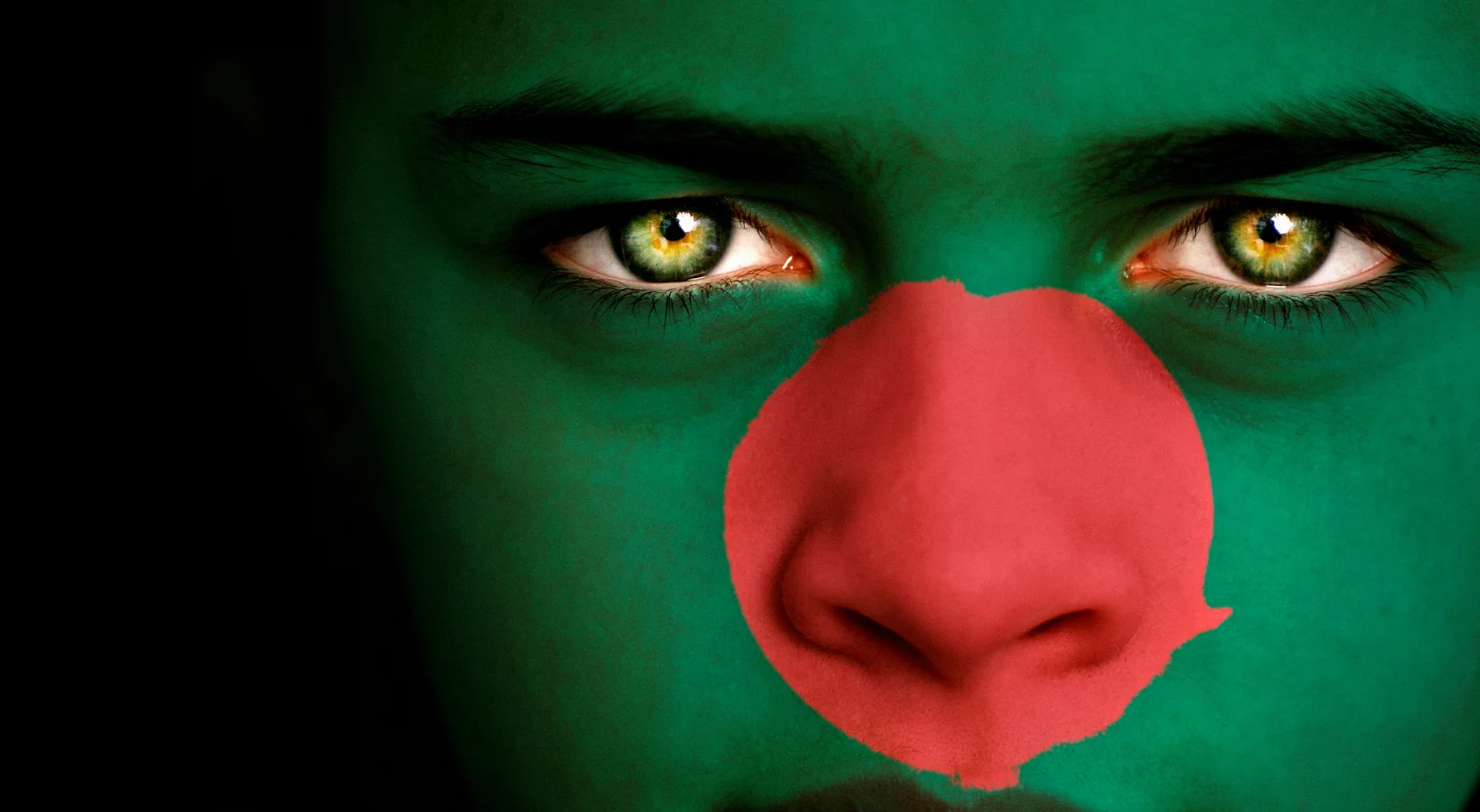 Niña con el rostro pintado con la bandera de Bangladesh