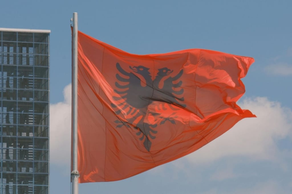 albanés
